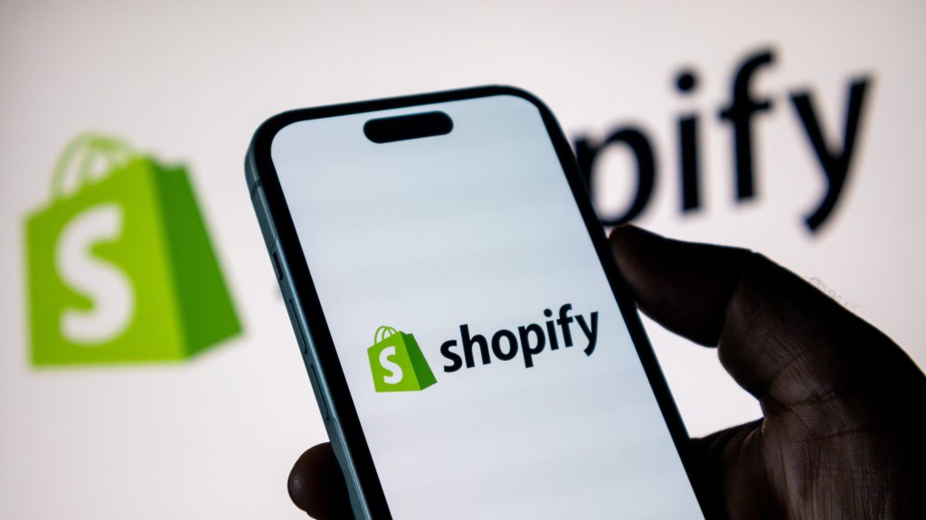 Shopify or WooCommerce? How to tell when it’s time to move